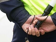 В Тюмени пьяная женщина напала на инспектора ГИБДД и помяла его автомобиль