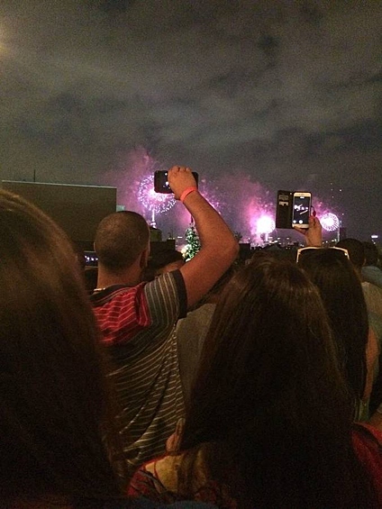 Люди, которые загораживают весь вид своими телефонами