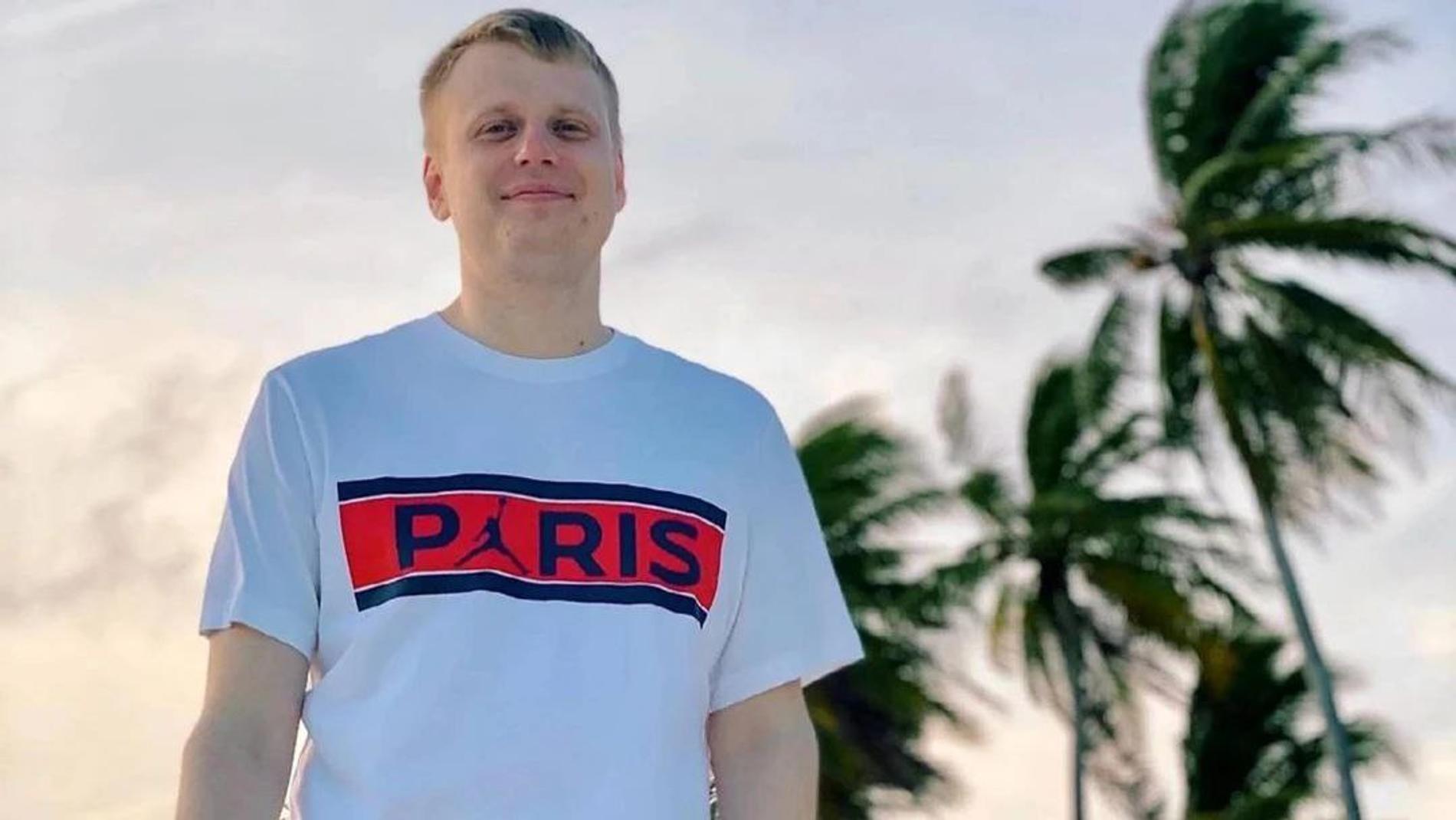 Слава Комиссаренко пожаловался на долгое ожидание ВНЖ в Европе