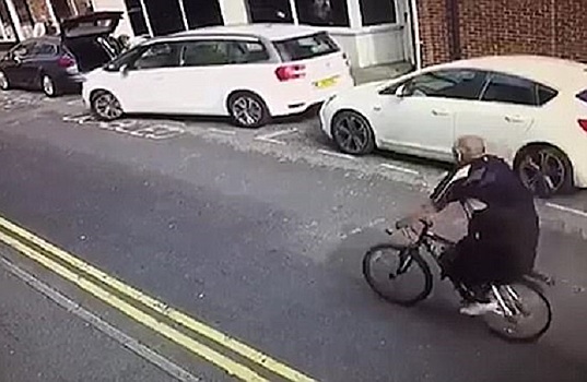 Психанул и выбил место на парковке