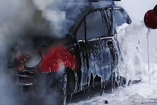 В Иркутске автомобиль вспыхнул на АЗС и попал на видео, пострадал водитель