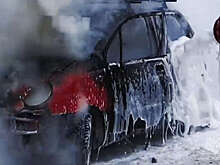 В Иркутске автомобиль вспыхнул на АЗС и попал на видео, пострадал водитель