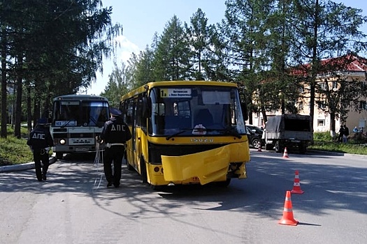 Семи пассажирам автобуса потребовалась медпомощь после тройного ДТП в Асбесте