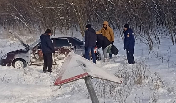 Автомобиль вылетел в кювет и перевернулся на трассе в Волгоградской области
