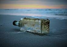 Старый рыбак нашел пересекшее океан послание в бутылке