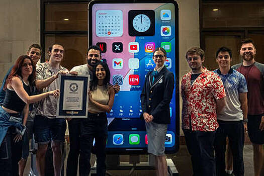 Блогер Mrwhosetheboss создал гигантский iPhone и попал в Книгу рекордов Гиннесса