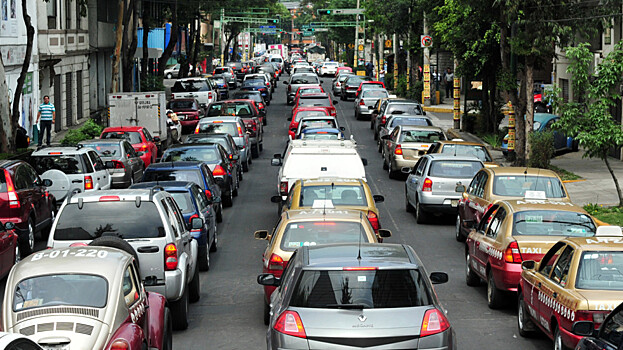 Штрафы за остановку машины на проезжей части могут увеличиться