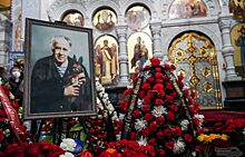 В Екатеринбурге с могилы Крапивина исчез его портрет