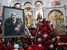 В Екатеринбурге с могилы Крапивина исчез его портрет