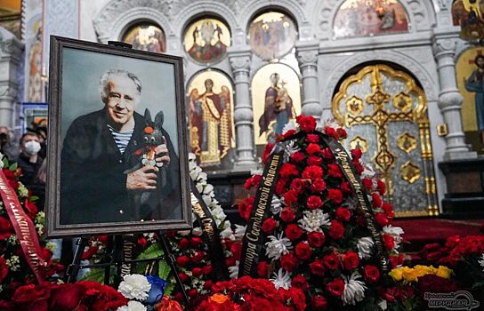 В Екатеринбурге с могилы Крапивина исчез его портрет