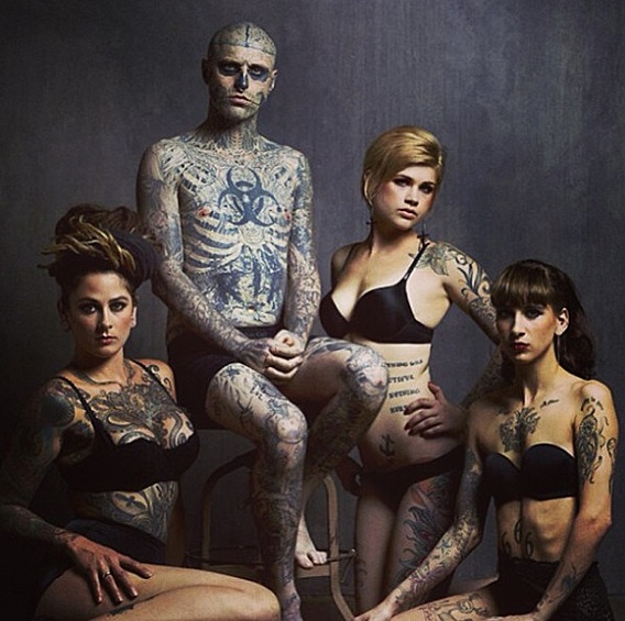 По сравнению с количеством татуировок Рика, тела этих девушек практически девственно чисты. 