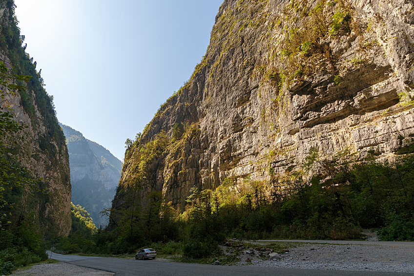 Юпшарский каньон по дороге на озеро Рица очаровывает абсолютно всех туристов — стоя между могучих скал можно почувствовать то самое единство с природой.
