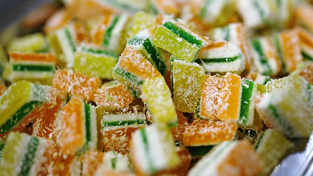 «Калории лягут спать вместе с вами»: почему на ночь не стоит есть сладкое, объяснил диетолог