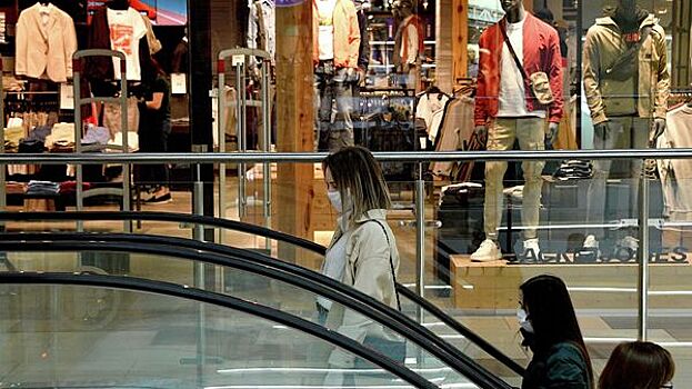 Почти 150 иностранных брендов продолжили работу в петербургских ТЦ