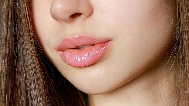 Косметолог объяснил, как выбрать летние бальзамы и тинты для губ