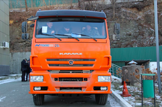 В Петербурге КамАЗ не смог выехать с газона