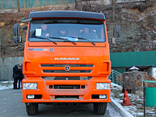 В Петербурге КамАЗ не смог выехать с газона