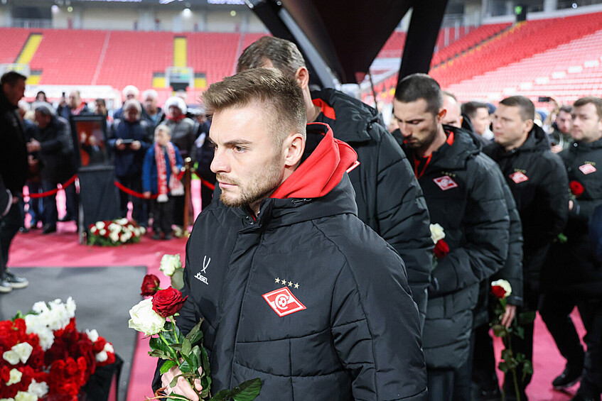 Футболист «Спартака» Олег Рябчук во время церемонии прощания с олимпийским чемпионом 1956 года и лучшим бомбардиром московского «Спартака» Никитой Симоняном на стадионе «Лукойл Арена» в Москве, 27 ноября 2025 года