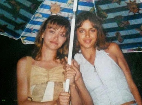 Ирина Шейк показала архивное фото с сестрой — и стилист предложил ей вернуть ретро-челку