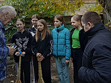 Школьники из СОШ №8 навели порядок во дворе дома пенсионера