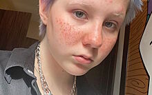 Синий «ежик», белые брови и веснушки: 12-летняя дочь Глюк’oZы удивляет дерзкими экспериментами с внешностью
