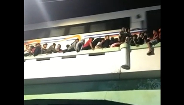 В Индонезии поезд наехал на зрителей, собравшихся посмотреть представление. Видео