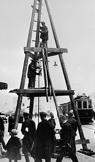 Рабочие бурят скважину для строительства станции метро у гостиницы "Националь", 1932 год