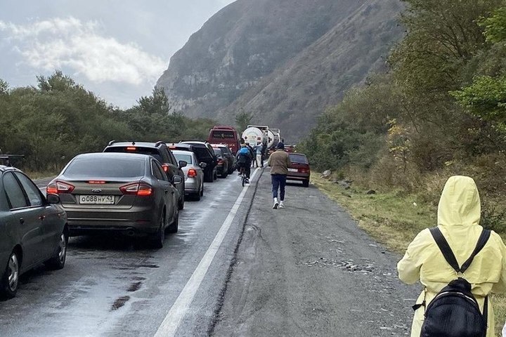 Новости автомира: На границе Грузии с Россией появился стихийный авторынок
