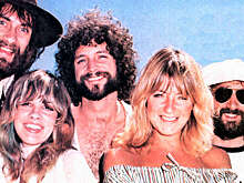 На аукционе продали платье скончавшейся солистки Fleetwood Mac