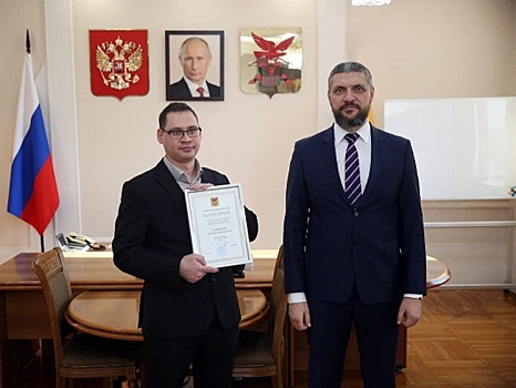 Губернатор Александр Осипов наградил военного врача, который спас пассажира самолета рейса Москва-Чита