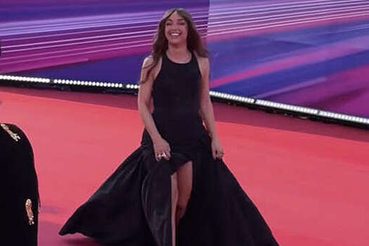 Певица Мари Краймбрери в платье с разрезом до бедра пришла на премию