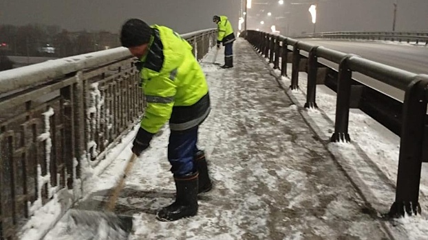 Более 60 дворников расчищают улицы Вологды