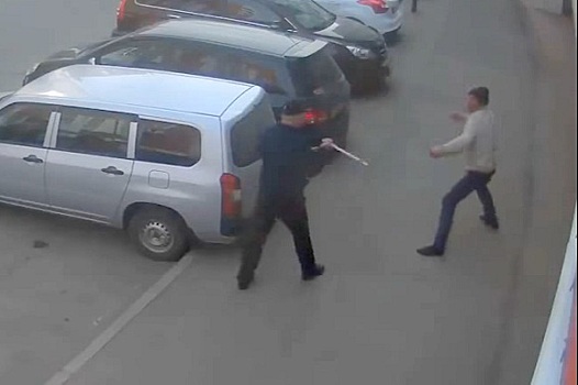Видео: прохожие в Иркутске отбивались от неадекватного мужчины с ножами на улице