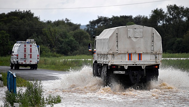 МЧС усиливает группировку спасателей в Приморье в связи с угрозой паводка