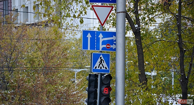 Дорожный знак 2.4 «Уступи дорогу» на перекрестке. Правила проезда