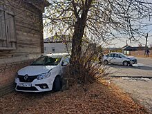 Иномарку «притерло» между стеной и деревом после ДТП