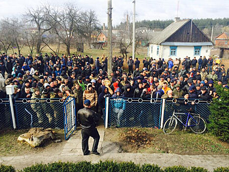 В Ровенской области жители блокируют полицию и обещают устроить второй Донецк