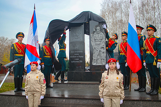 В Новосибирской области военнослужащие ЦВО приняли участие в открытии стелы в память об участниках СВО