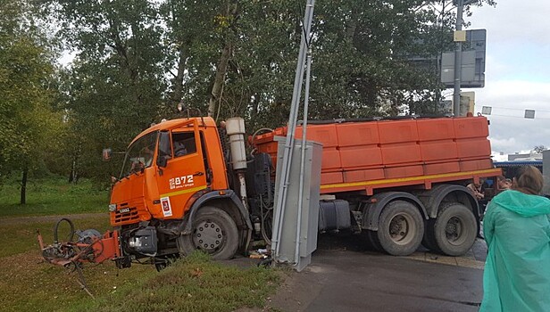 Грузовик въехал в толпу пешеходов на юге Москвы