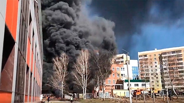 Черный дым и бушующее пламя: В Саранске загорелась поликлиника