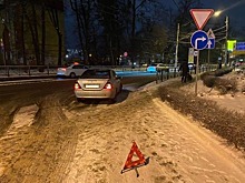 В Калининграде машина при выезде с АЗС сбила пешехода
