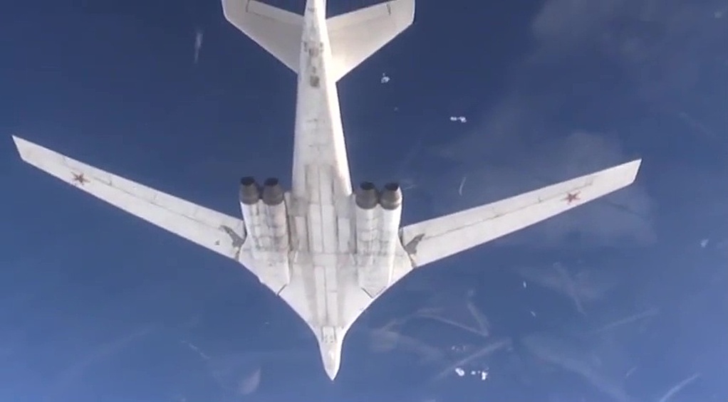 Этот самолет представляет собой существенно усовершенствованный Ту-160, который был взят на вооружение в середине 1980-х и в последнее время использовался Россией для неядерных бомбардировок в ходе войны в Сирии. На фото: Ту-160