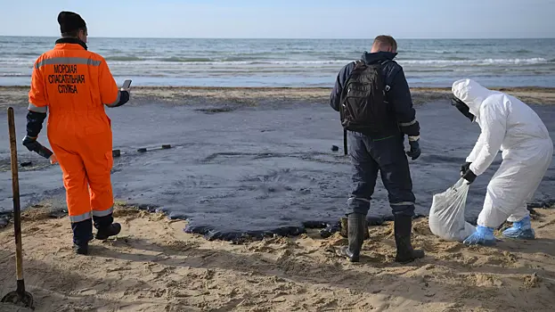 На береговой линии Анапы обнаружили новые выбросы мазута