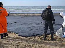 На береговой линии Анапы обнаружили новые выбросы мазута