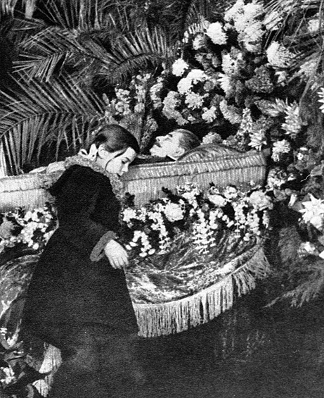  Забальзамированное тело Сталина, одетое в повседневный мундир, лежало в гробу на высоком постаменте, в обрамлении цветов и красных знамен