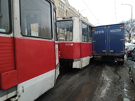 ДТП с трамваем спровоцировало пробку на Кутякова