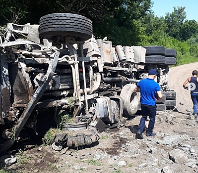 Въехал в ограждение и перевернулся: водитель грузовика пострадал в ДТП в Ростовской области