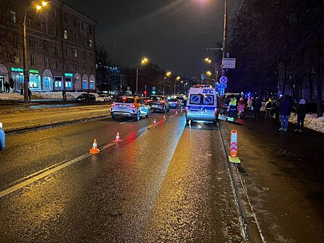 Женщину с ребёнком насмерть сбили в Москве. Водитель не справилась с управлением