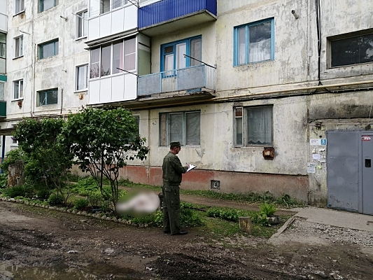 Житель Пугачева решил спуститься с балкона соседки по тросу и разбился насмерть