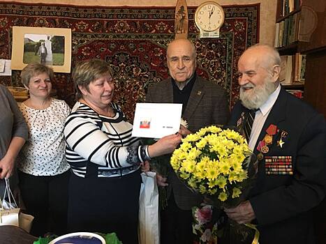 Управа Академического района поздравила ветерана с 95-летием